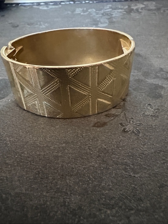 Jewelry - VINTAGE GEOMETRIC EMBOSSED TEXTER GOLD-TONE FINISH HINGED 7" CUFF BRACELET